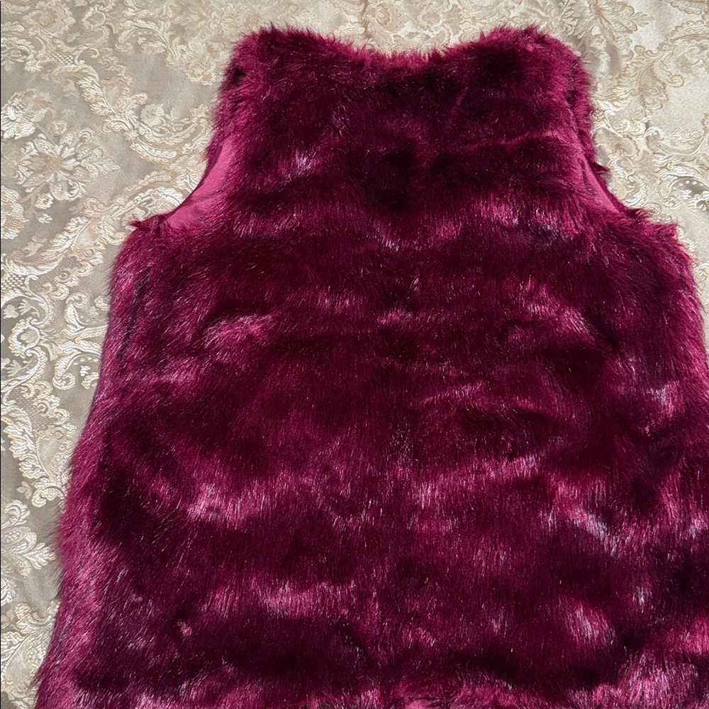 Decree Burgundy Faux Fur Vest - Picture 3 of 3